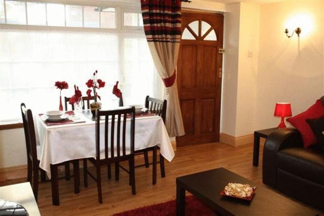 Robertsbridge Retreat At Cornhill Self Catering Apartments Szoba fotó